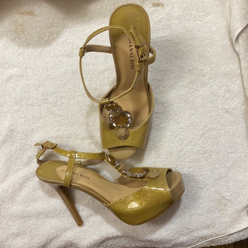 Gold Fancy Heels w/ ornamental jewels